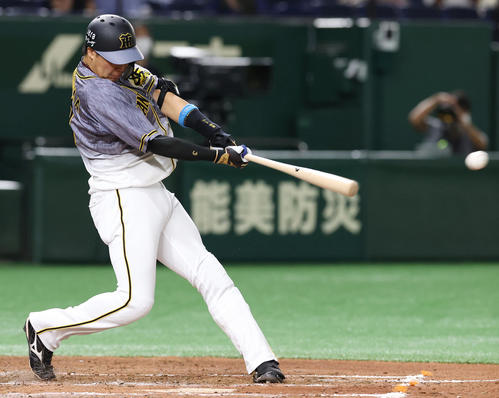 巨人対阪神　4回表阪神1死、左翼に二塁打を放つ大山（撮影・垰建太）