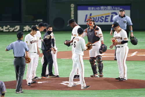 巨人対阪神　1回表阪神1死一、二塁、大山の打席を前にメルセデス（中央）のもとへナインが集まる（撮影・河野匠）