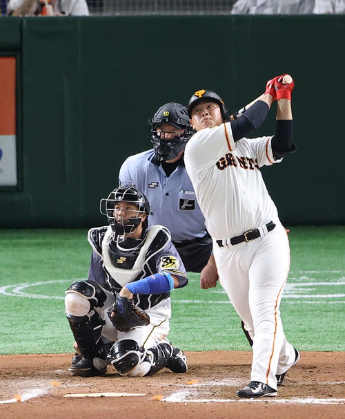 巨人対阪神　6回裏巨人1死、右越え本塁打を放つ岡本（撮影・河野匠）