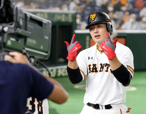 巨人対阪神　6回裏巨人1死、右越えソロ本塁打を放ちカメラに向かってポーズを決める岡本（撮影・垰建太）