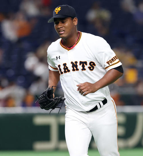 巨人対阪神　2回表阪神の攻撃を無失点に抑えるもさえない表情で引き揚げる巨人先発のメルセデス（撮影・垰建太）