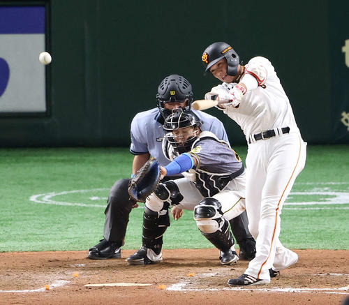 巨人対阪神　7回裏巨人1死三塁、中越え適時二塁打を放つ坂本（撮影・河野匠）