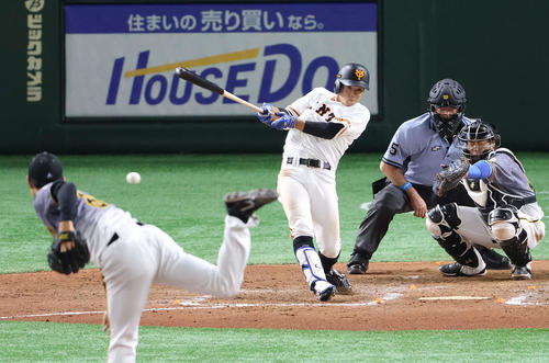 巨人対阪神　7回裏巨人1死三塁、右前に適時打を放つ松原。投手望月（撮影・河野匠）