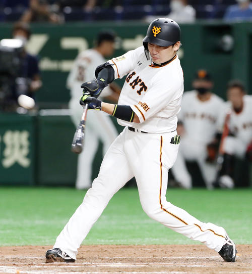 巨人対阪神　7回裏巨人2死一、三塁、丸は左越え3点本塁打を放つ（撮影・加藤哉）