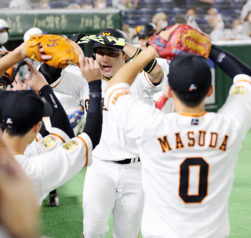 巨人対阪神　7回裏巨人2死一、三塁、左中間に3点本塁打を放ち「丸ポーズ」を決める丸（撮影・垰建太）