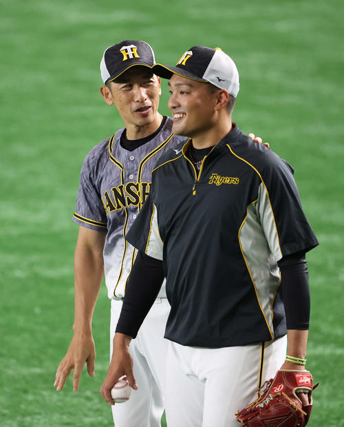 巨人対阪神　試合前練習で阪神秋山（手前）に声を掛ける矢野監督（撮影・河野匠）