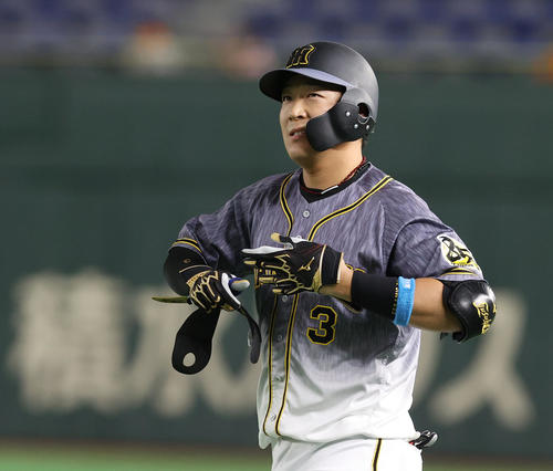 巨人対阪神　1回表阪神1死一、二塁、好機で併殺に倒れ悔しそうな表情を見せる大山（撮影・垰建太）