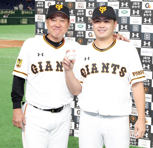 巨人対阪神　プロ入り初勝利を挙げた巨人田中豊（右）は勝利球を手に原監督と写真に納まる（撮影・垰建太）