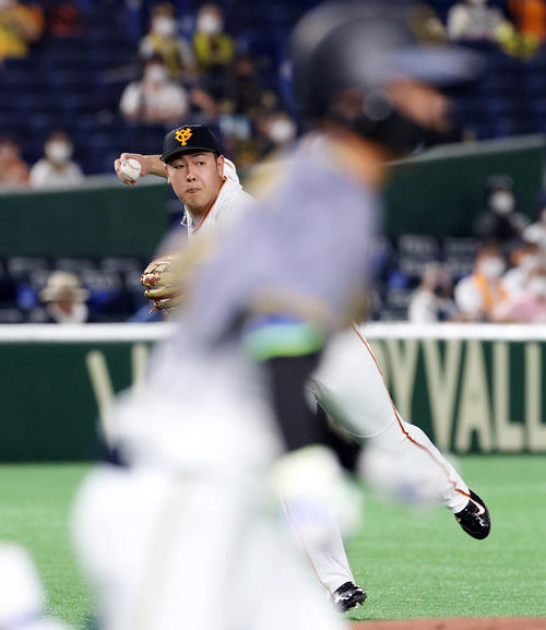 巨人対阪神　1回表阪神無死、近本（手前）の打球をファンブルするも素早く処理する岡本（撮影・垰建太）