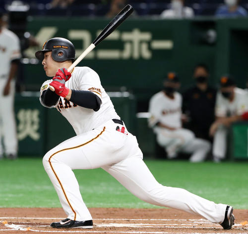 巨人対阪神　1回裏巨人1死一、三塁、左前適時打を放つ岡本（撮影・加藤哉）