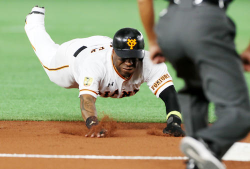 巨人対阪神　1回裏巨人1死一、三塁、一走ウィーラーは岡本の左前適時打で三塁にヘッドスライディングする（撮影・加藤哉）