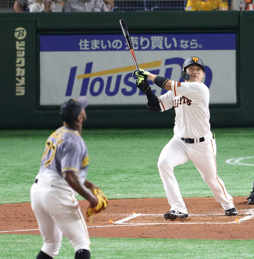 巨人対阪神　1回裏巨人1死一、三塁、左犠飛を放つ丸。投手ガルシア（撮影・河野匠）