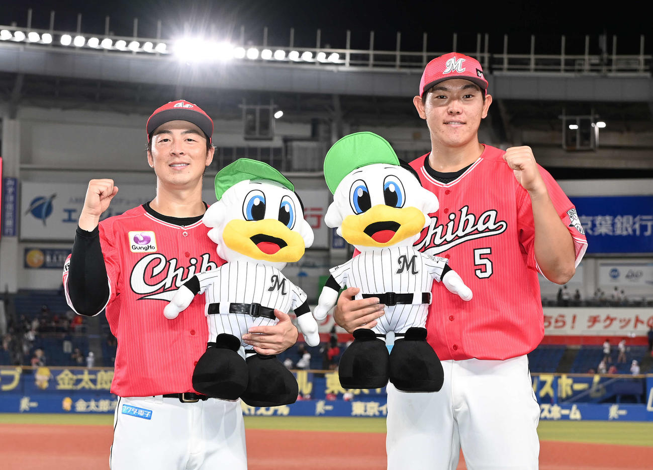 ロッテ対ソフトバンク　ソフトバンクに勝利し、笑顔でガッツポーズするロッテ美馬（左）と安田（撮影・鈴木みどり）