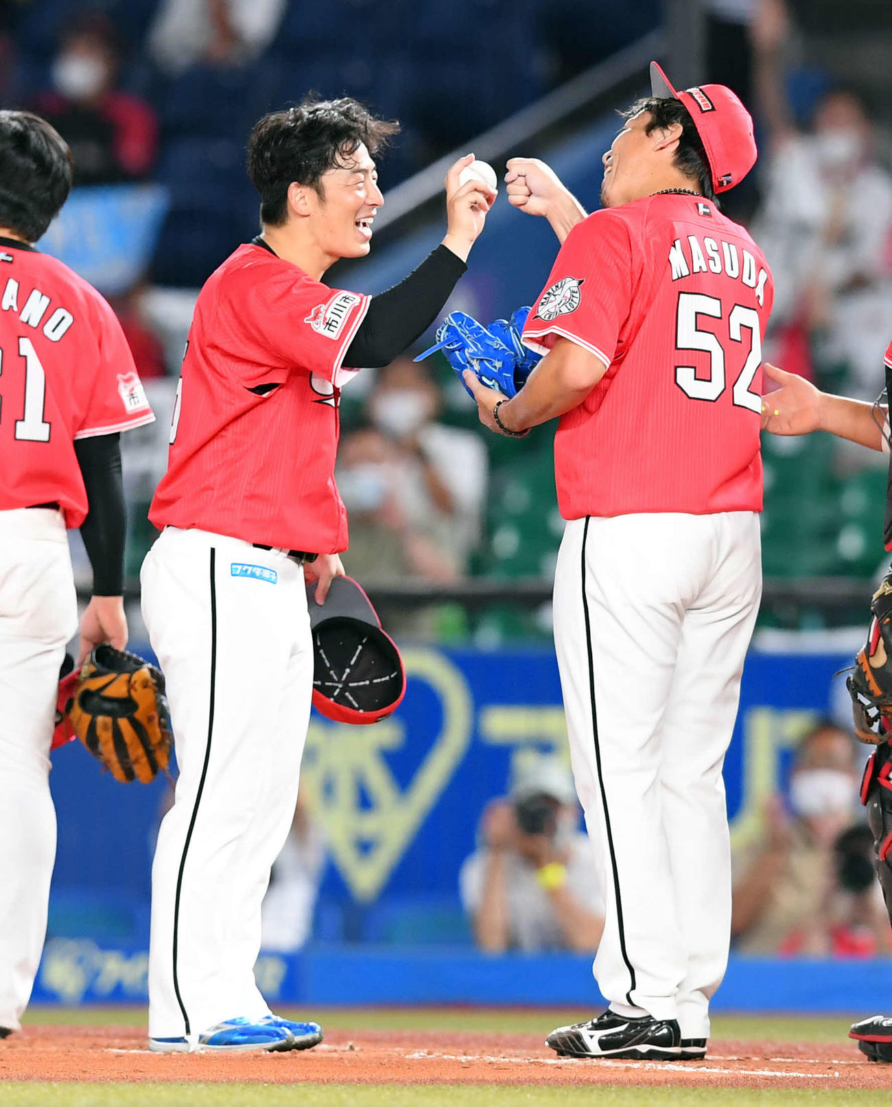 ロッテ対ソフトバンク　益田からウイニングボールをもらう美馬（撮影・たえ見朱実）