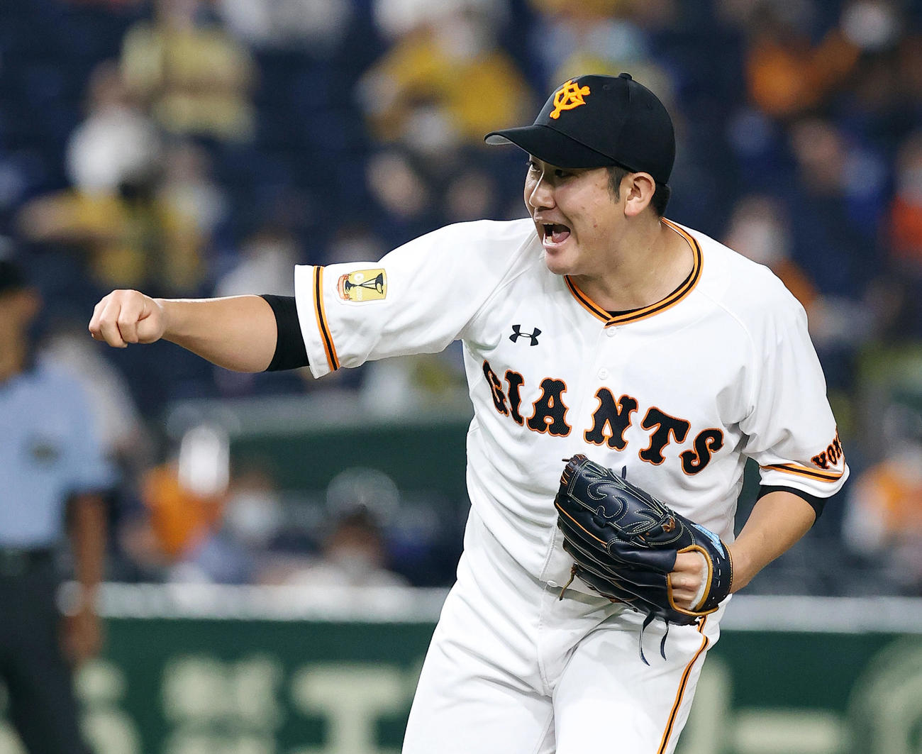 巨人対阪神　8回表阪神2死、ほえながら代打福留相手に力投する菅野（撮影・垰建太）