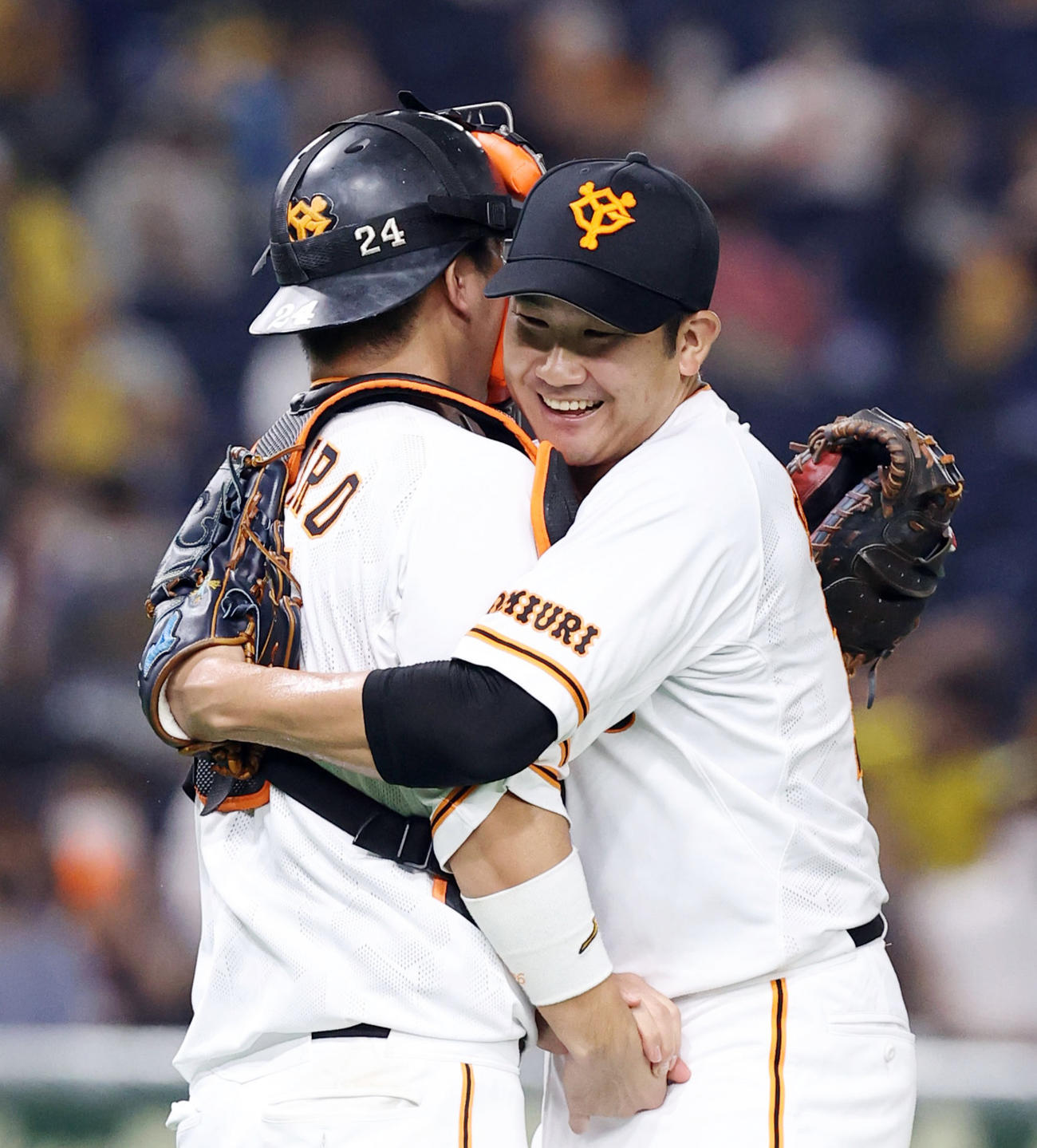 巨人対阪神　阪神に完封勝利を飾った菅野（右）は大城と笑顔でガッチリ抱き合う（撮影・垰建太）