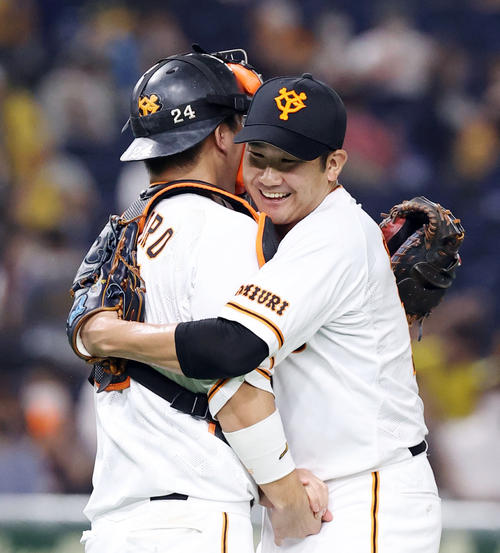 巨人対阪神　阪神に完封勝利を飾った菅野（右）は大城と笑顔でガッチリ抱き合う（撮影・垰建太）