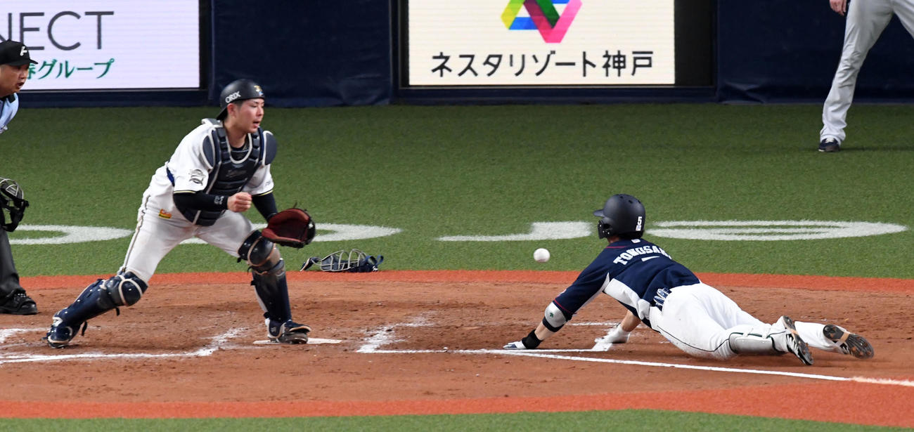 9回表西武2死三塁、外崎は中2点ランニングホームランを放つ。捕手若月（撮影・前岡正明）