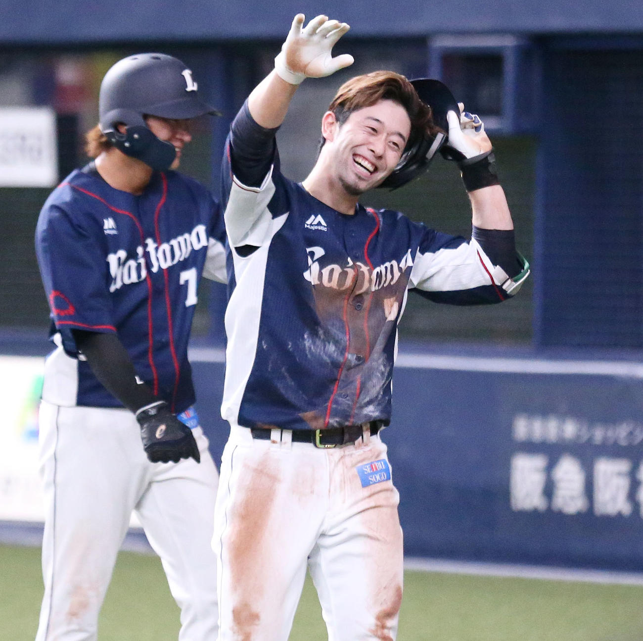 オリックス対西武　9回表西武2死三塁、外崎（右）は中越えランニング2点本塁打でベンチの祝福に笑顔を見せる（撮影・上山淳一）