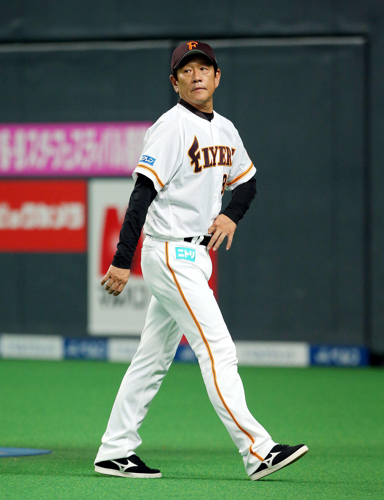 復刻ユニホームを着る日本ハム栗山監督
