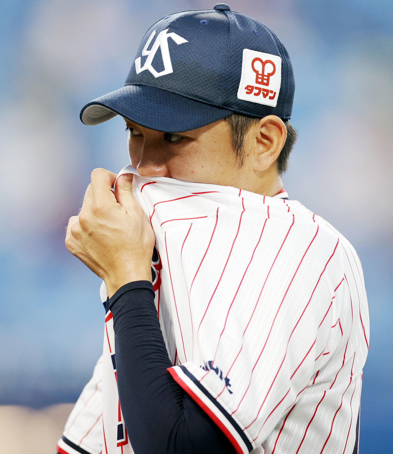 ヤクルト対中日　2回表を終え、汗をぬぐう原（撮影・狩俣裕三）