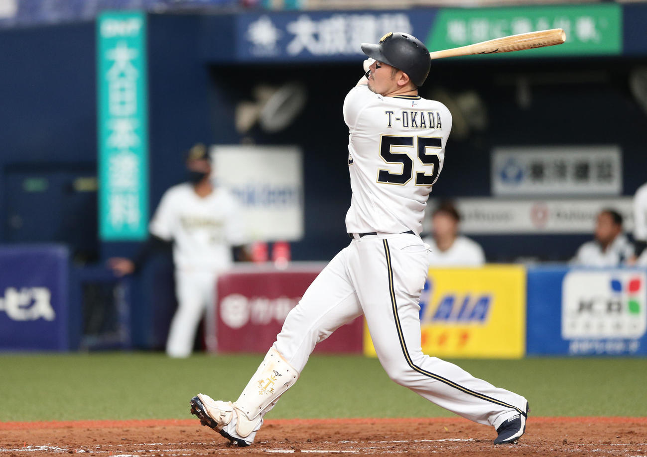 オリックス対西武　4回裏オリックス1死一塁、T－岡田は右中間越え2点本塁打を放つ（撮影・上山淳一）