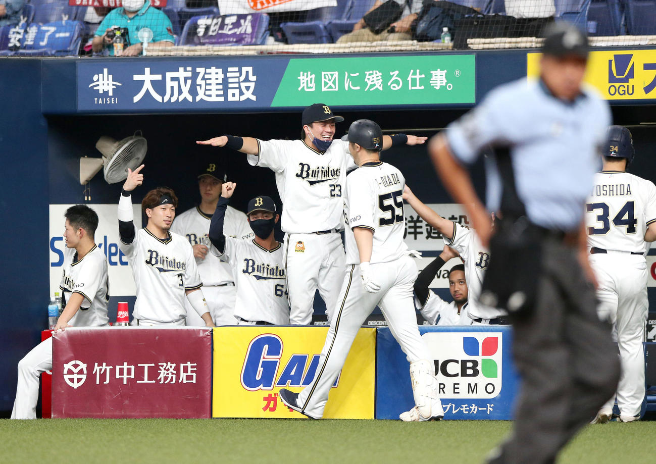オリックス対西武　4回裏オリックス1死一塁、右中間越え2点本塁打を放ったT－岡田（手前）を出迎えるナインたち（撮影・上山淳一）
