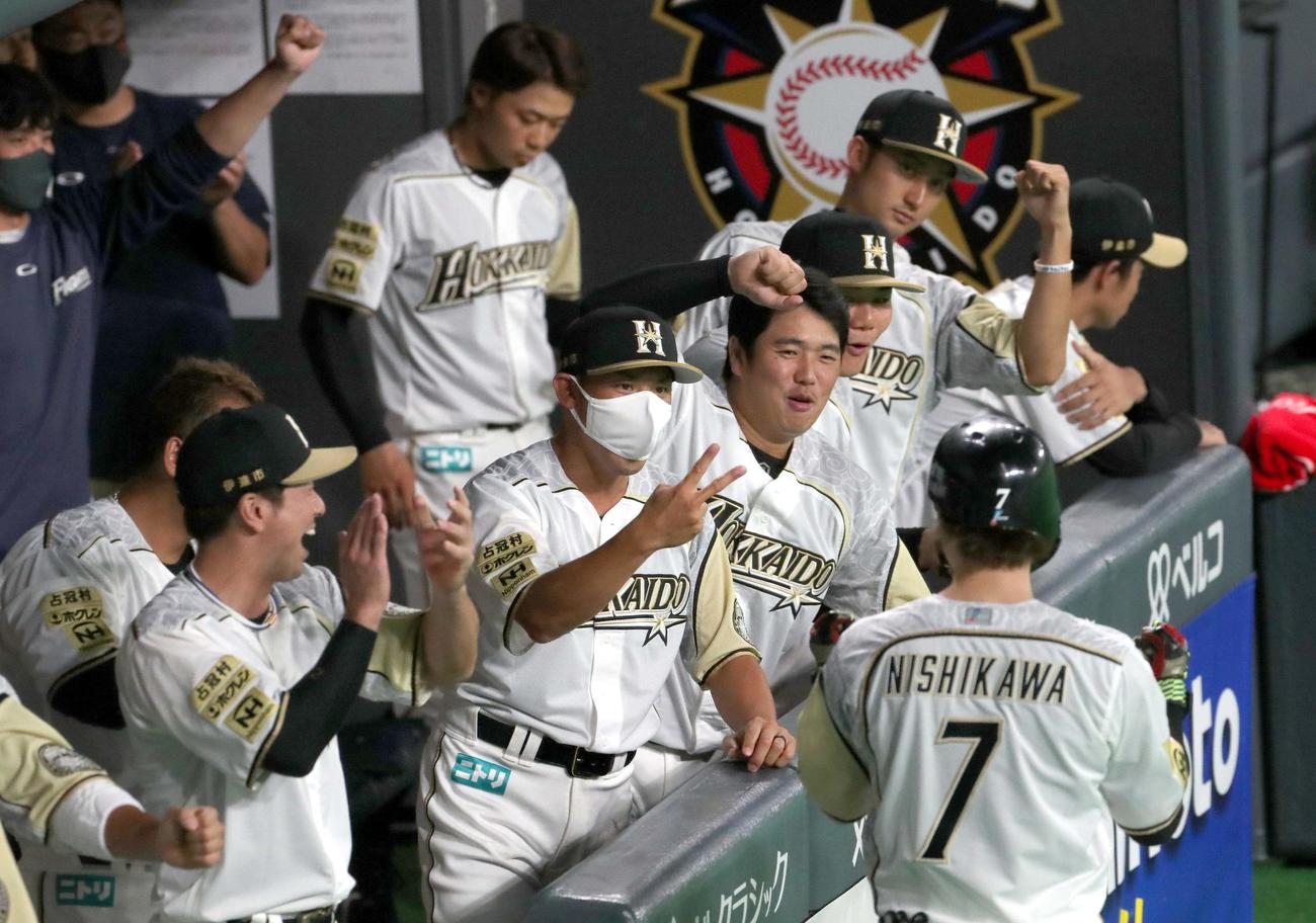 日本ハム対楽天　3回裏日本ハム2死、西川は右越え本塁打を放ちチームメートに出迎えられる（撮影・佐藤翔太）