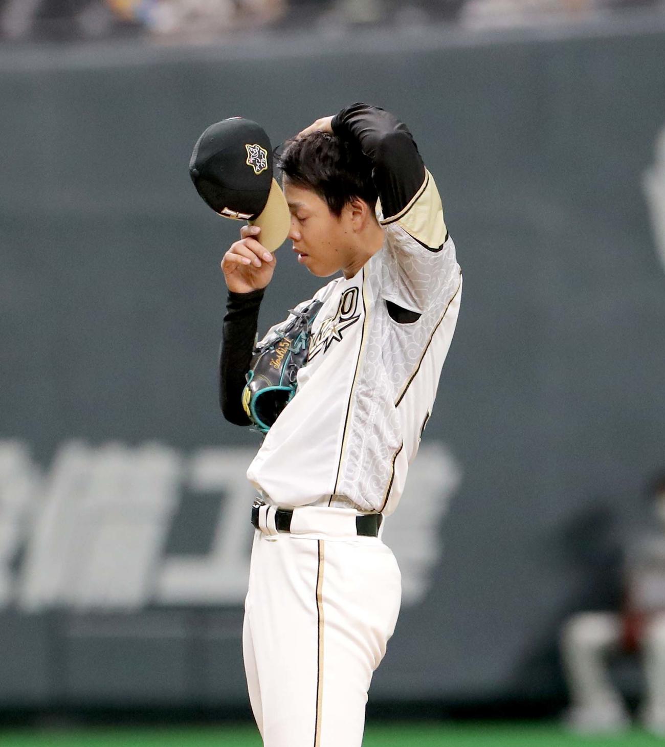 日本ハム対楽天　3回表楽天2死二塁、田中に適時二塁打を打たれうつむく日本ハム杉浦（撮影・佐藤翔太）