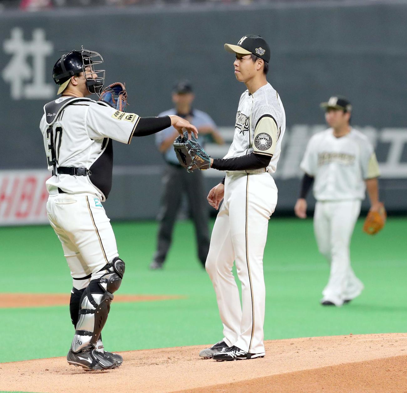 日本ハム対楽天　マウンドに集まる日本ハム宇佐見と杉浦（右）（撮影・佐藤翔太）