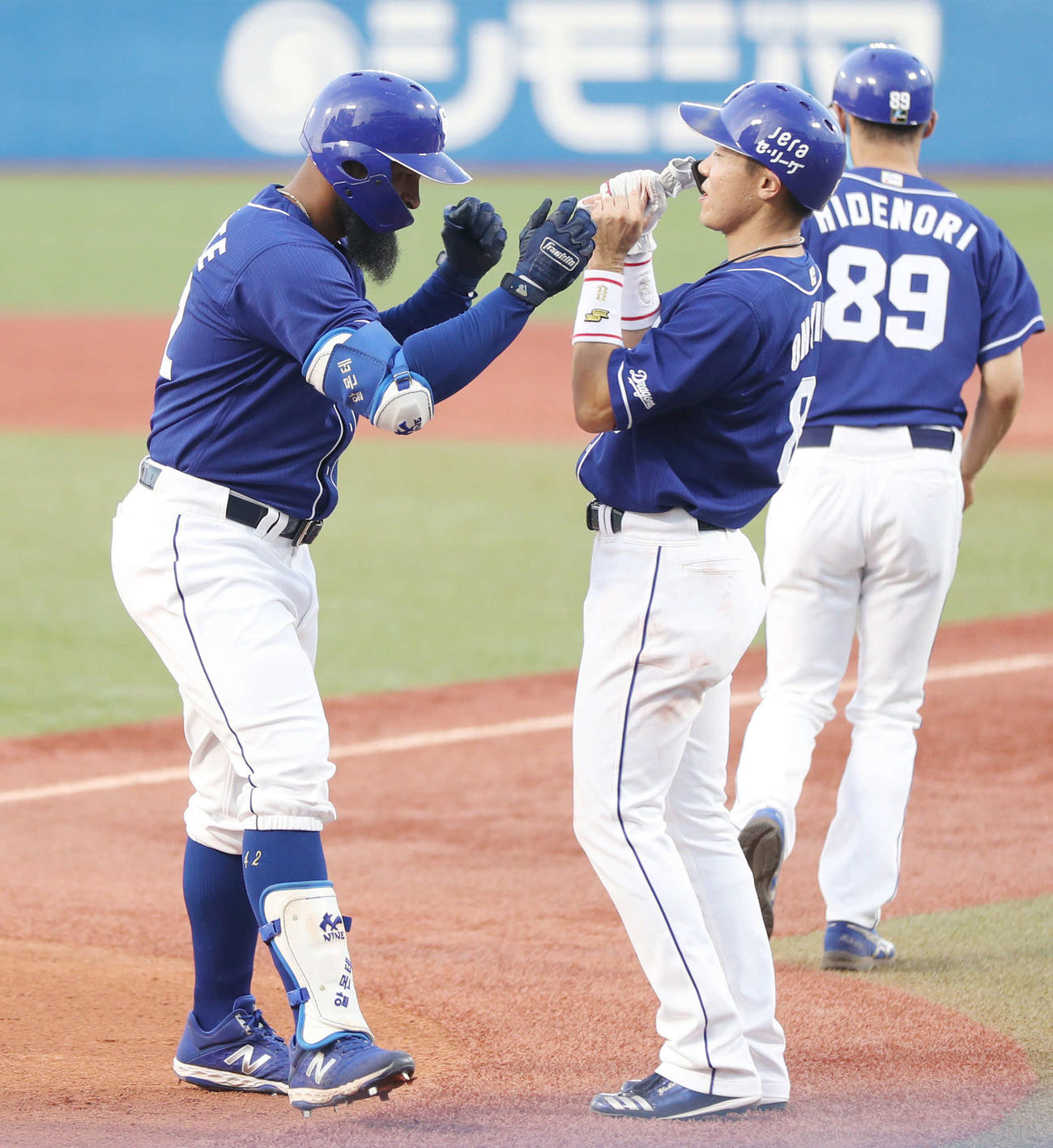 ヤクルト対中日　1回表中日無死一塁、先制2ランを放ち、大島（右）とタッチを交わすアルモンテ（撮影・狩俣裕三）