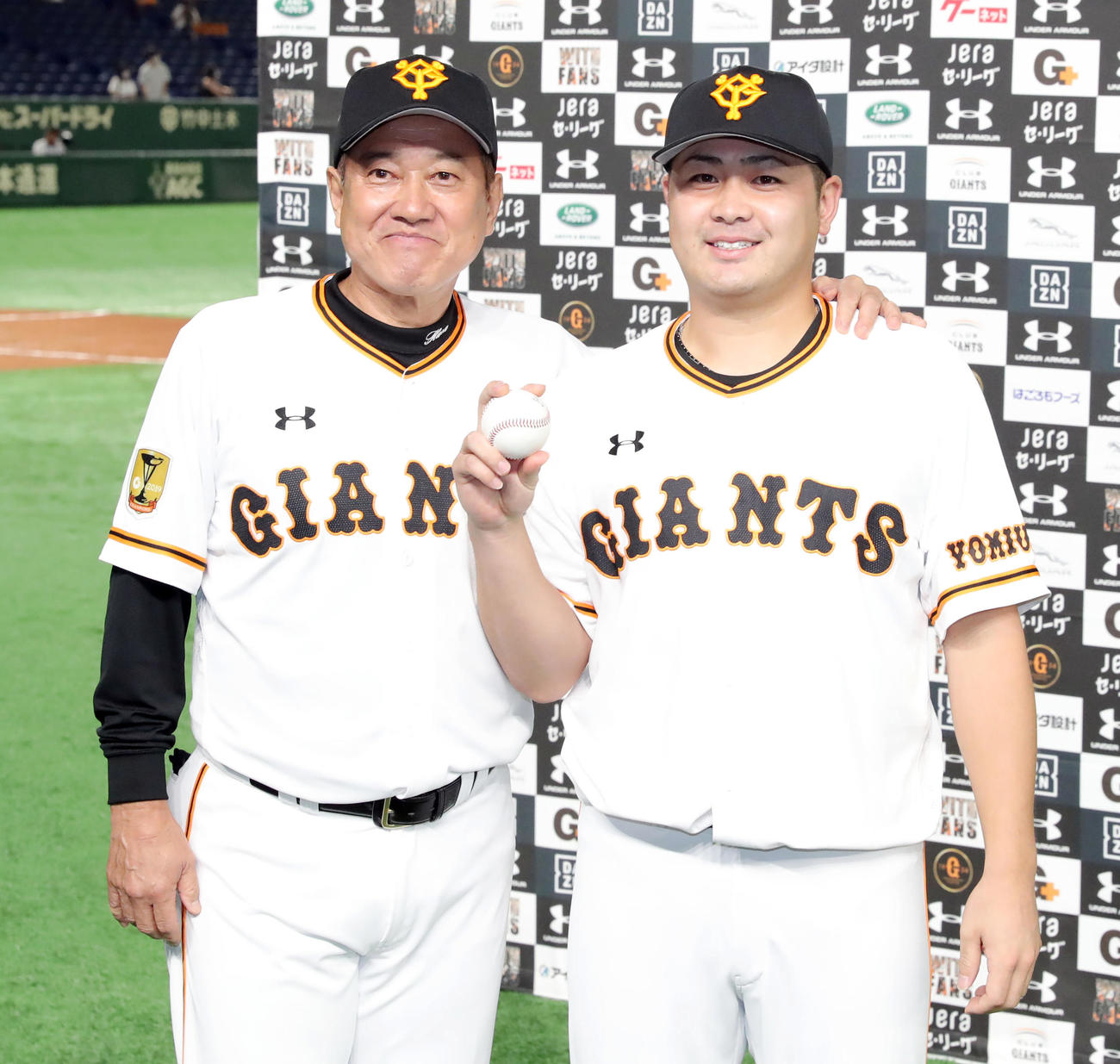 巨人対阪神　プロ入り初勝利を挙げた巨人田中豊（右）は勝利球を手に原監督と写真に納まる（撮影・垰建太）