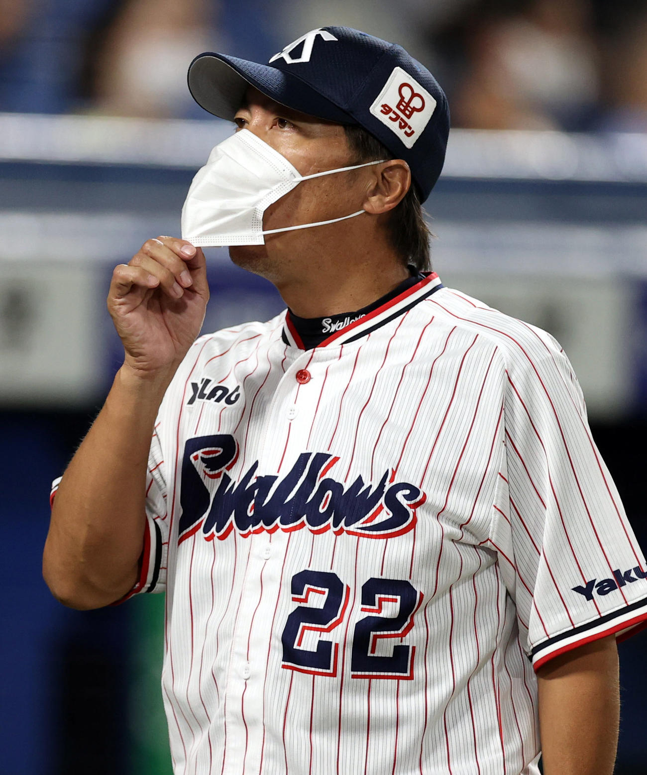 ヤクルト対中日　5回裏を終え、選手の交代を告げる高津監督（撮影・狩俣裕三）