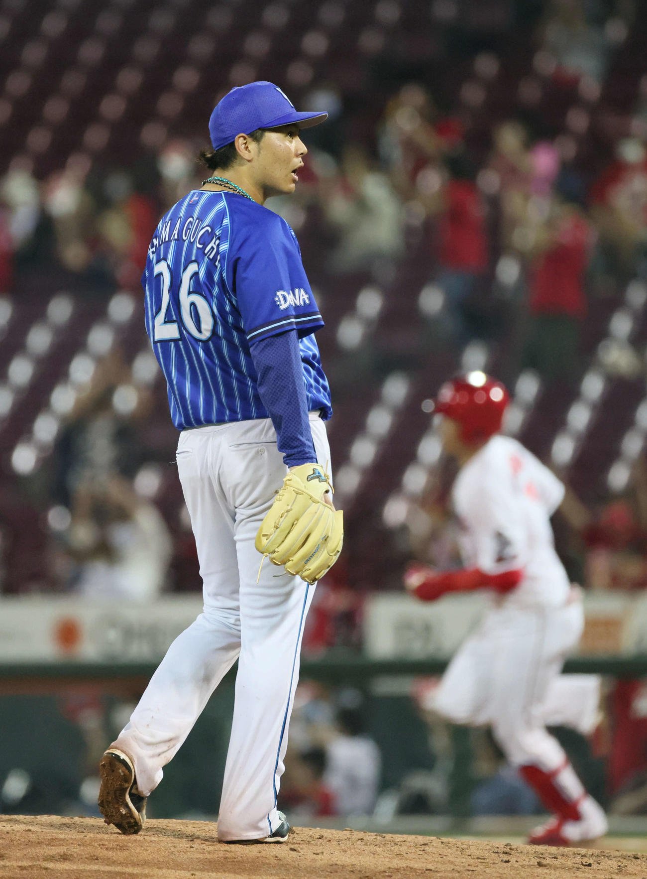 広島対DeNA　6回裏広島1死、堂林に右越え本塁打を打たれた浜口（撮影・加藤孝規）