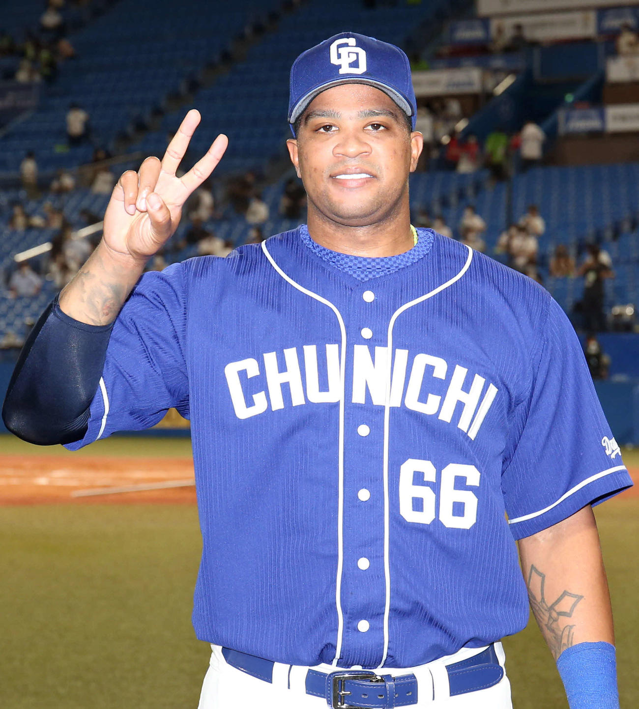 ヤクルト対中日　ヒーローインタビュー後、記念撮影するビシエド（撮影・狩俣裕三）