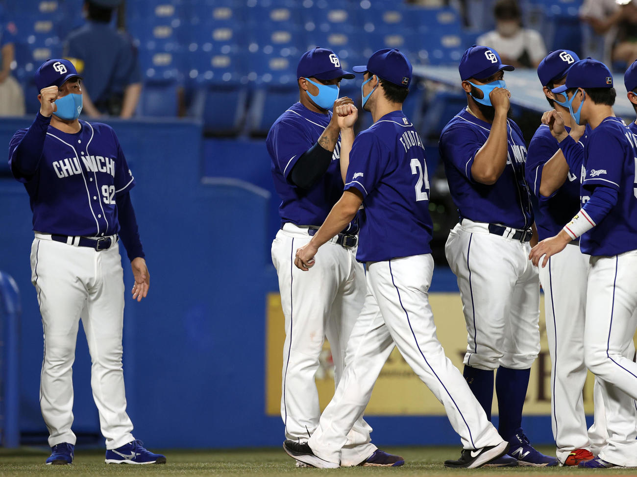 ヤクルト対中日　試合後、福谷（中央）とタッチを交わすビシエド（中央）。左は与田監督を迎える（撮影・狩俣裕三）