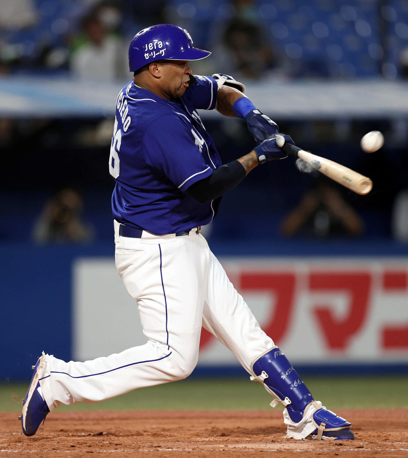 ヤクルト対中日　3回表中日1死、ソロ本塁打を放つビシエド（撮影・狩俣裕三）