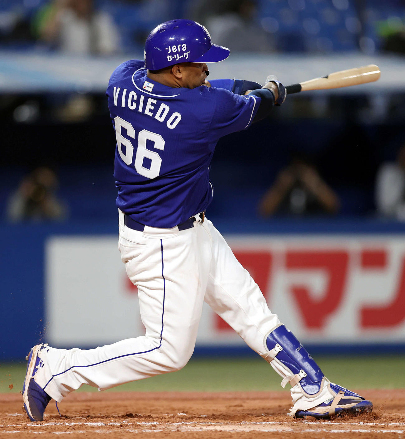 ヤクルト対中日　7回表中日無死一塁、2点本塁打を放つビシエド（撮影・狩俣裕三）