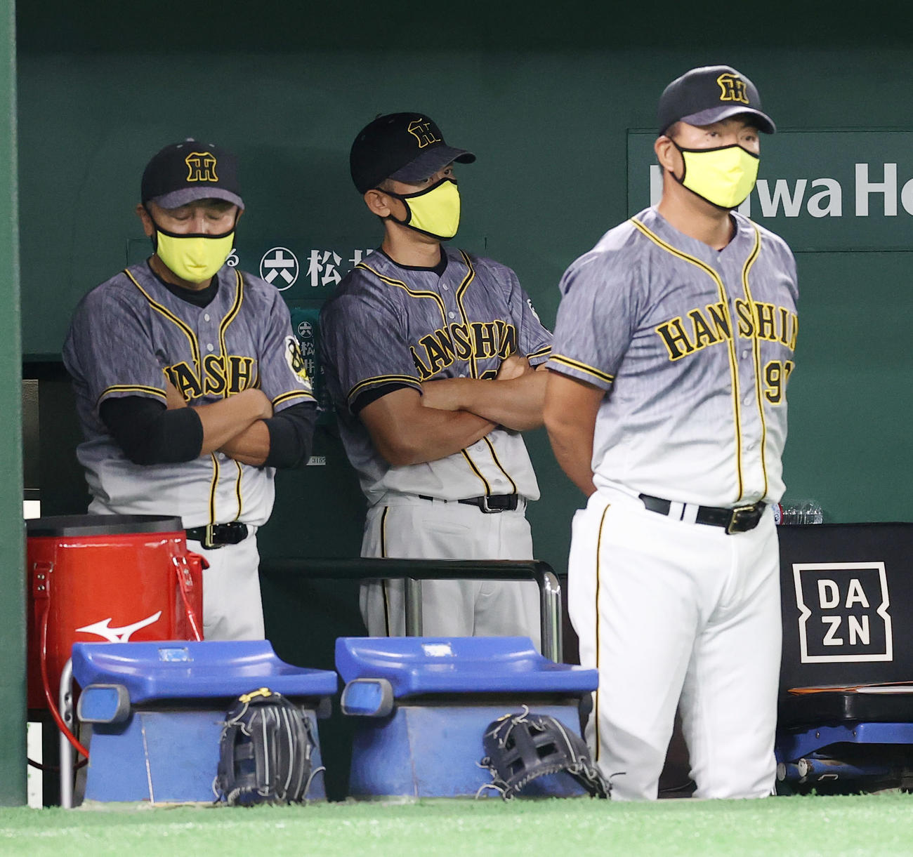 巨人対阪神　4回表阪神1死二塁、ボーアが一ゴロに倒れ厳しい表情の矢野監督（中央）（撮影・垰建太）