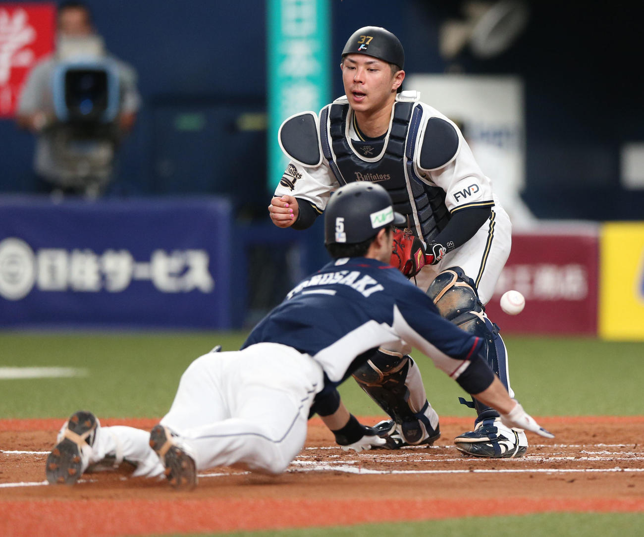 オリックス対西武　9回表西武2死三塁、捕手若月（右）は外崎の中越えの打球で守備中継されたボールをつかみ損ねランニング2点本塁打にされる（撮影・上山淳一）