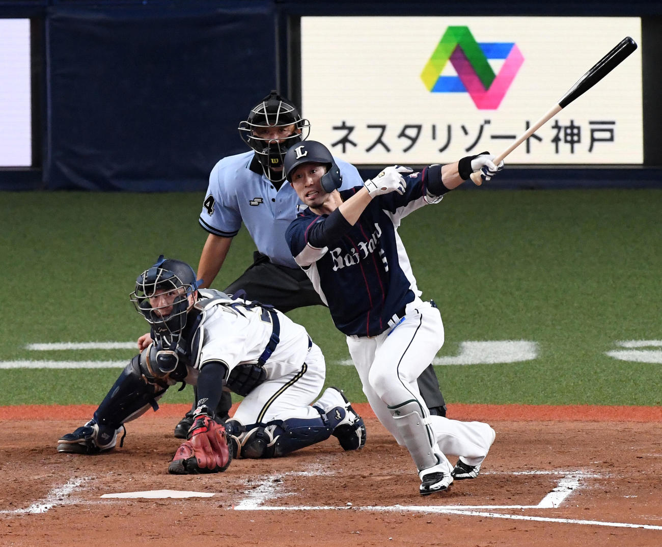 オリックス対西武　9回表西武2死三塁、外崎は中越え2点ランニングホームランを放つ（撮影・前岡正明）