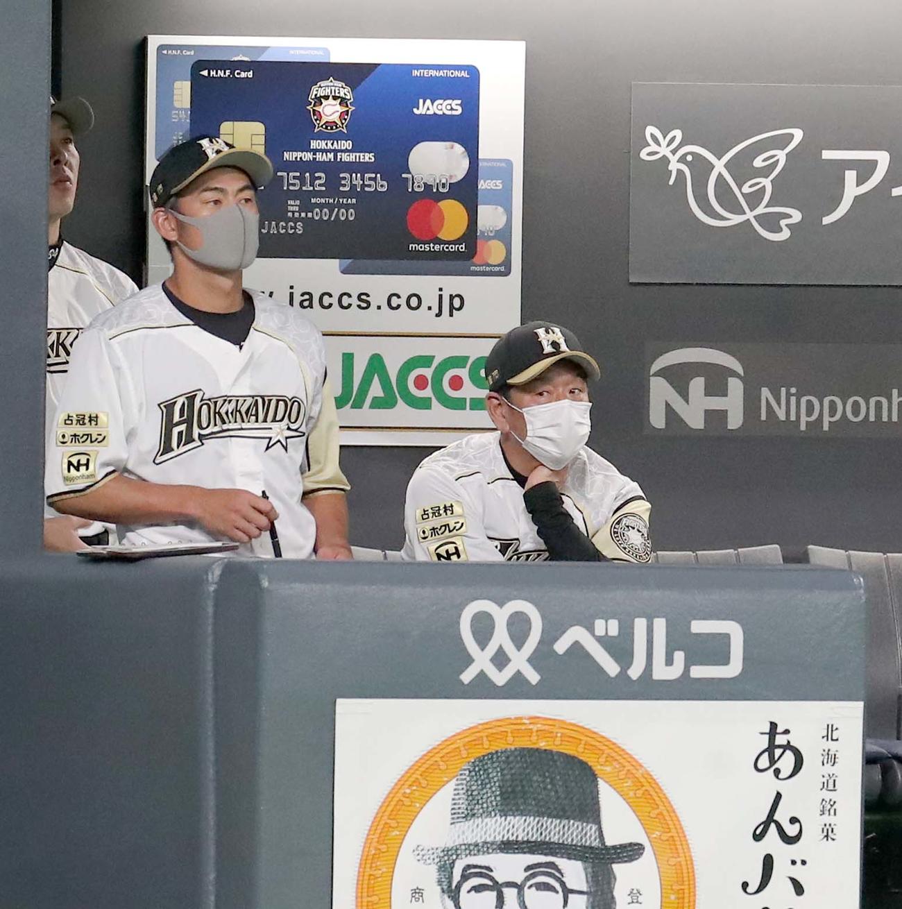 日本ハム対楽天　ベンチからグラウンドを見つめる日本ハム栗山監督（中央）（撮影・佐藤翔太）
