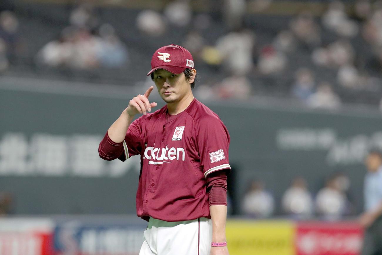 日本ハム対楽天　5回裏を無失点に抑えナインを指差しながらベンチに戻る楽天涌井（撮影・佐藤翔太）