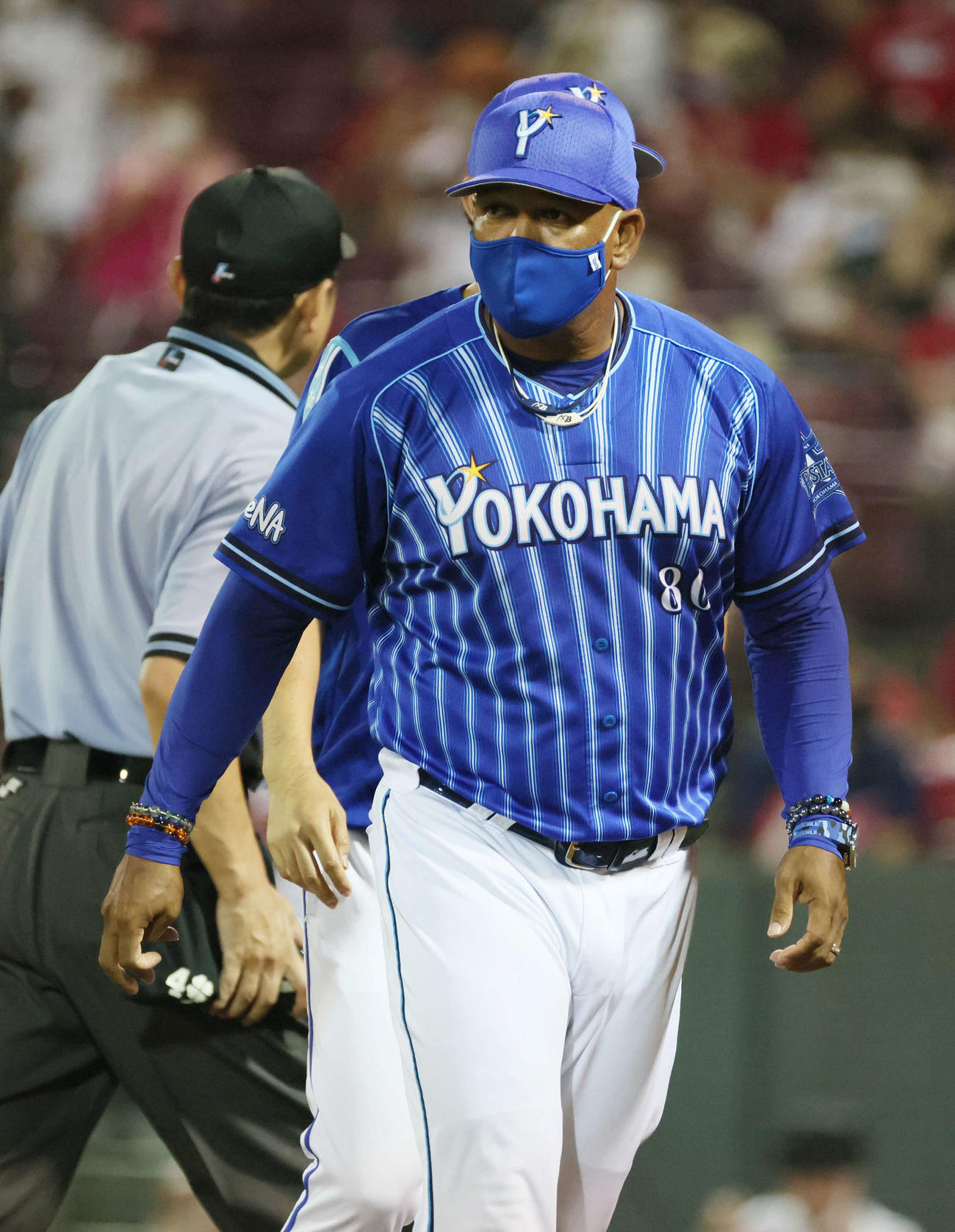 広島対DeNA　6回裏広島1死、交代を告げるラミレス監督（撮影・加藤孝規）