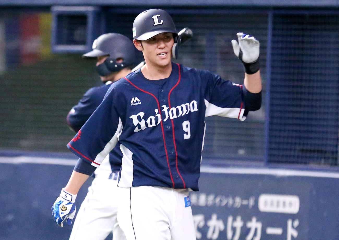 オリックス対西武　5回表西武1死、木村は左越え本塁打を放ちベンチの祝福に笑顔を見せる（撮影・上山淳一）