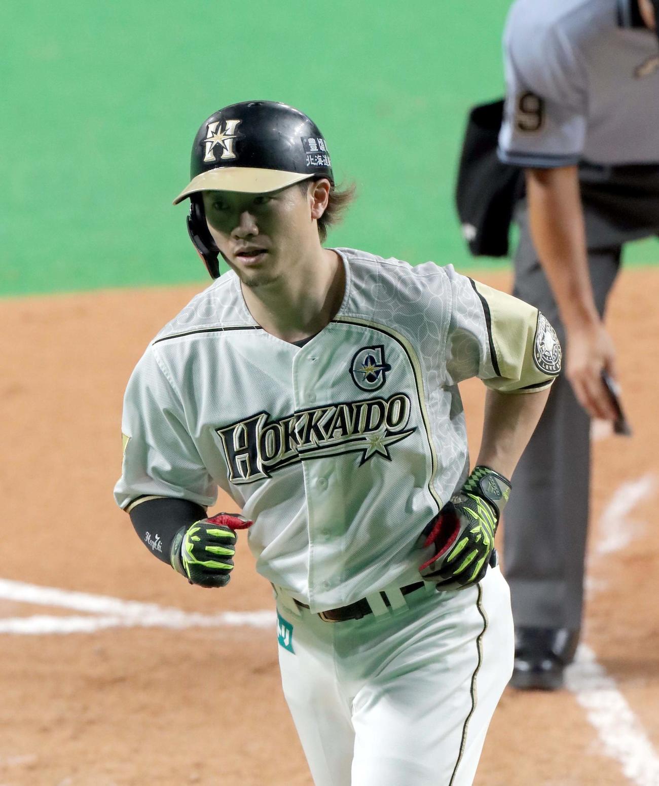 日本ハム対楽天　3回裏日本ハム2死、西川は右越え本塁打を放つ（撮影・佐藤翔太）