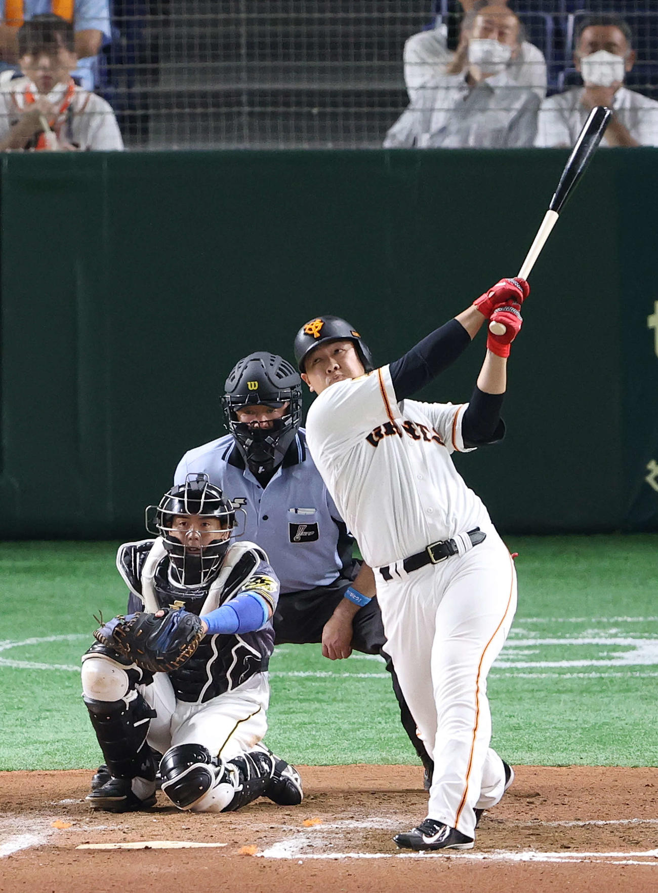 巨人対阪神　6回裏巨人1死、右越え本塁打を放つ岡本（撮影・河野匠）