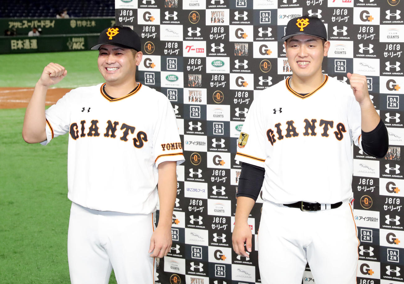 巨人対阪神　プロ入り初勝利を挙げた巨人田中豊（左）と岡本は笑顔で写真に納まる（撮影・垰建太）