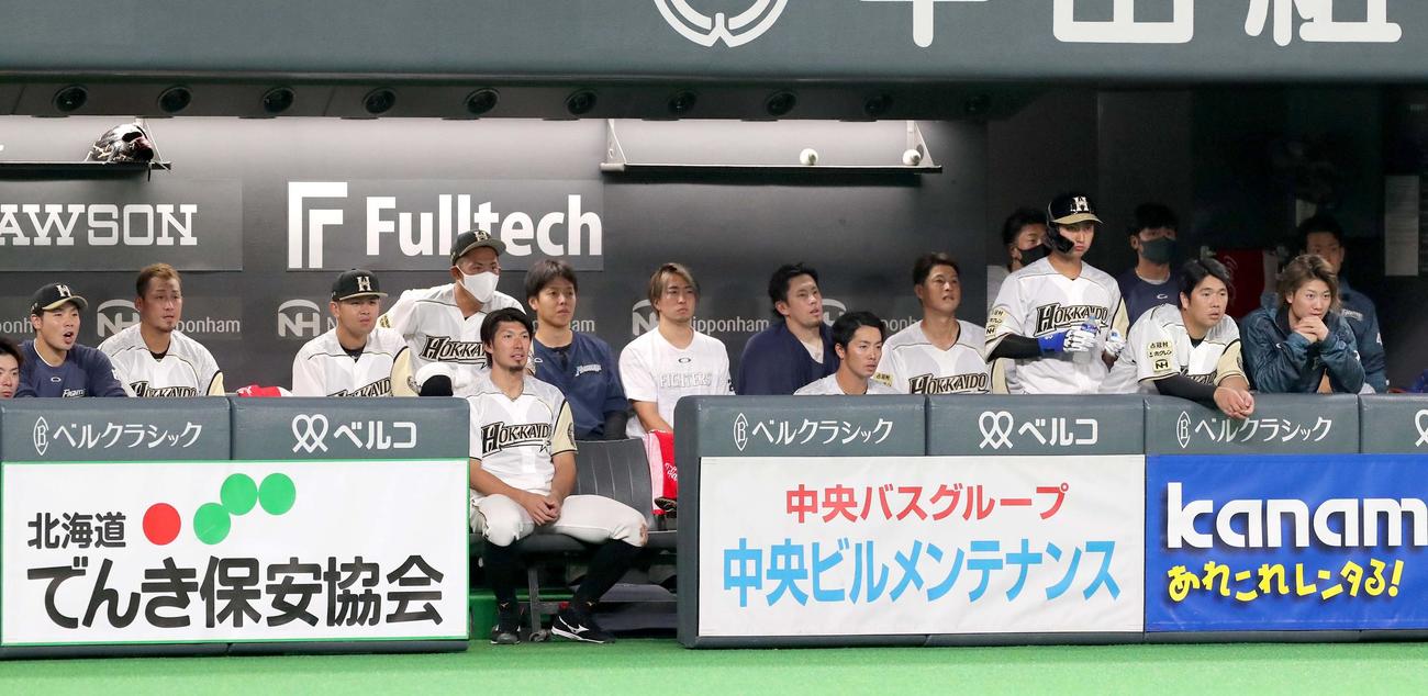 日本ハム対楽天　意気消沈の日本ハムベンチ（撮影・佐藤翔太）