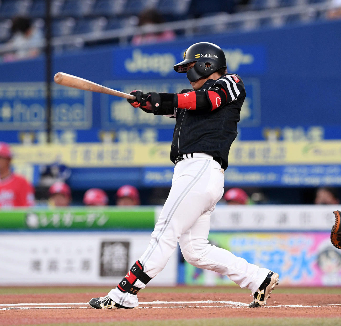 ロッテ対ソフトバンク　1回表ソフトバンク1死、今宮は先制の左越えソロ本塁打を放つ（撮影・滝沢徹郎）